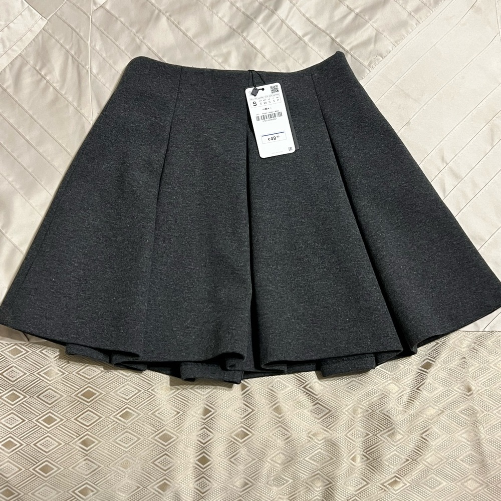Zara - Gray Skirt NTW. Size Small.